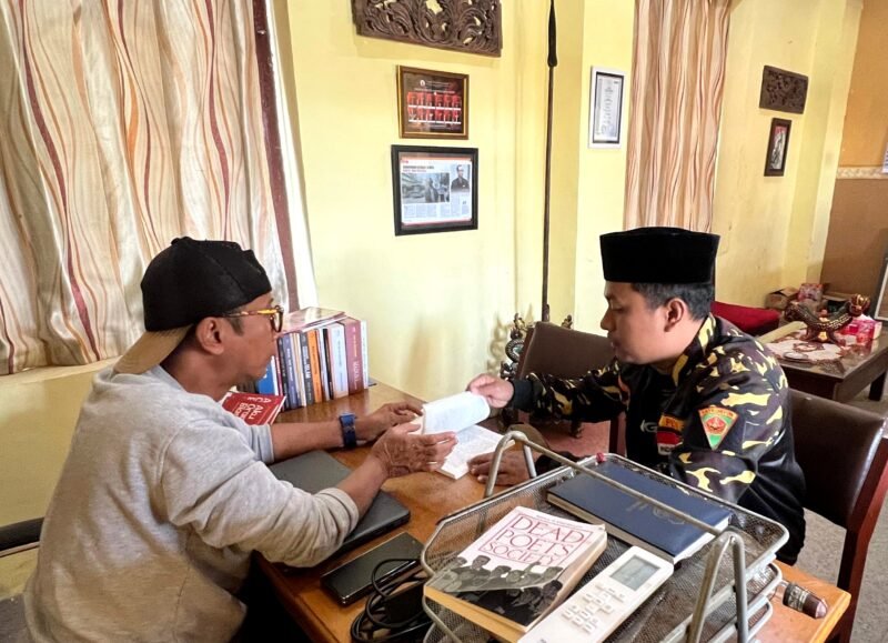 Pengurus Bidang Pengembangan SDA dan Mineral PW GP Ansor Jawa Timur, Prengki Wirananda (pakai jaket) berdiskusi dengan Ketua Tim Ahli Cagar Budaya (TACB) Kabupaten Sumenep, Ibnu Hajar terkait tambang galian C di sekitar Asta Tinggi. (KLIKMADURA)