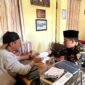 Pengurus Bidang Pengembangan SDA dan Mineral PW GP Ansor Jawa Timur, Prengki Wirananda (pakai jaket) berdiskusi dengan Ketua Tim Ahli Cagar Budaya (TACB) Kabupaten Sumenep, Ibnu Hajar terkait tambang galian C di sekitar Asta Tinggi. (KLIKMADURA)