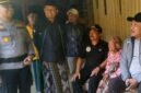 Bupati Sampang H. Slamet Junaidi berbincang dengan warga saat meninjau kondisi rumah tidak layak huni (RTLH) di Dusun Sorak, Desa Beringin, Kecamatan Tambelangan. (KLIKMADURA)