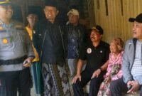 Bupati Sampang H. Slamet Junaidi berbincang dengan warga saat meninjau kondisi rumah tidak layak huni (RTLH) di Dusun Sorak, Desa Beringin, Kecamatan Tambelangan. (KLIKMADURA)