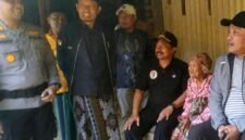 Bupati Sampang H. Slamet Junaidi berbincang dengan warga saat meninjau kondisi rumah tidak layak huni (RTLH) di Dusun Sorak, Desa Beringin, Kecamatan Tambelangan. (KLIKMADURA)