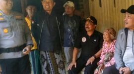 Bupati Sampang H. Slamet Junaidi berbincang dengan warga saat meninjau kondisi rumah tidak layak huni (RTLH) di Dusun Sorak, Desa Beringin, Kecamatan Tambelangan. (KLIKMADURA)