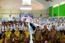 Kepala SMAN 3 Pamekasan Wardi dan beberapa guru berfoto bersama siswa baru saat kegiatan MPLS (LAILIYATUN NURIYAH/KLIK MADURA).  