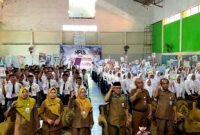 Kepala SMAN 3 Pamekasan Wardi dan beberapa guru berfoto bersama siswa baru saat kegiatan MPLS (LAILIYATUN NURIYAH/KLIK MADURA).