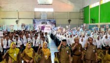 Kepala SMAN 3 Pamekasan Wardi dan beberapa guru berfoto bersama siswa baru saat kegiatan MPLS (LAILIYATUN NURIYAH/KLIK MADURA).  
