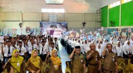 Kepala SMAN 3 Pamekasan Wardi dan beberapa guru berfoto bersama siswa baru saat kegiatan MPLS (LAILIYATUN NURIYAH/KLIK MADURA).  