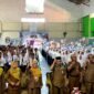 Kepala SMAN 3 Pamekasan Wardi dan beberapa guru berfoto bersama siswa baru saat kegiatan MPLS (LAILIYATUN NURIYAH/KLIK MADURA).  