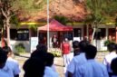 Kepala SMKN 1 Tlanakan, Rofiatul Andawiyah saat memimpin upacara pembukaan MPLS. (KLIKMADURA)