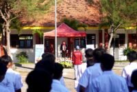 Kepala SMKN 1 Tlanakan, Rofiatul Andawiyah saat memimpin upacara pembukaan MPLS. (KLIKMADURA)