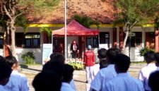 Kepala SMKN 1 Tlanakan, Rofiatul Andawiyah saat memimpin upacara pembukaan MPLS. (KLIKMADURA)