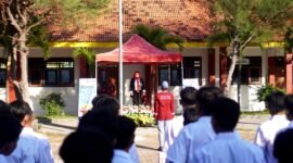 Kepala SMKN 1 Tlanakan, Rofiatul Andawiyah saat memimpin upacara pembukaan MPLS. (KLIKMADURA)
