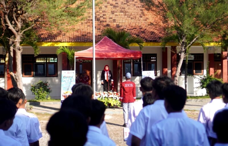 Kepala SMKN 1 Tlanakan, Rofiatul Andawiyah saat memimpin upacara pembukaan MPLS. (KLIKMADURA)