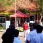 Kepala SMKN 1 Tlanakan, Rofiatul Andawiyah saat memimpin upacara pembukaan MPLS. (KLIKMADURA)