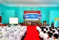 Kepala SMAN 2 Pamekasan Moh. Arifin saat membuka kegiatan MPLS di ruang aula sekolah (LAILIYATUN NURIYAH/KLIK MADURA).