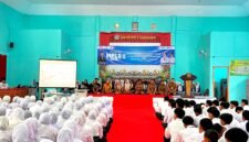 Kepala SMAN 2 Pamekasan Moh. Arifin saat membuka kegiatan MPLS di ruang aula sekolah (LAILIYATUN NURIYAH/KLIK MADURA).