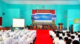 Kepala SMAN 2 Pamekasan Moh. Arifin saat membuka kegiatan MPLS di ruang aula sekolah (LAILIYATUN NURIYAH/KLIK MADURA).  