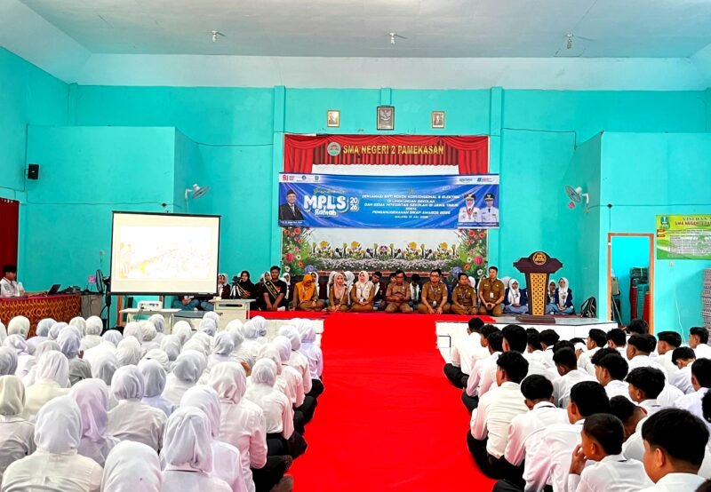 Kepala SMAN 2 Pamekasan Moh. Arifin saat membuka kegiatan MPLS di ruang aula sekolah (LAILIYATUN NURIYAH/KLIK MADURA).