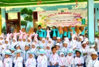 Bunda PAUD Kecamatan Palengaan Kabupaten Pamekasan Maisunah bersama Pengawas PAUD Kecamatan Palengaan Abdul Haris dan beberapa guru TK Shirojut Tolibin. (FAJAR/KLIK MADURA)