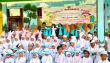 Bunda PAUD Kecamatan Palengaan Kabupaten Pamekasan Maisunah bersama Pengawas PAUD Kecamatan Palengaan Abdul Haris dan beberapa guru TK Shirojut Tolibin. (FAJAR/KLIK MADURA)  
