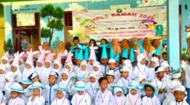 Bunda PAUD Kecamatan Palengaan Kabupaten Pamekasan Maisunah bersama Pengawas PAUD Kecamatan Palengaan Abdul Haris dan beberapa guru TK Shirojut Tolibin. (FAJAR/KLIK MADURA)  