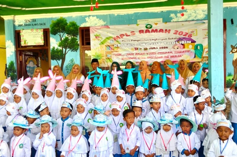 Bunda PAUD Kecamatan Palengaan Kabupaten Pamekasan Maisunah bersama Pengawas PAUD Kecamatan Palengaan Abdul Haris dan beberapa guru TK Shirojut Tolibin. (FAJAR/KLIK MADURA)  