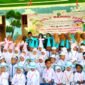 Bunda PAUD Kecamatan Palengaan Kabupaten Pamekasan Maisunah bersama Pengawas PAUD Kecamatan Palengaan Abdul Haris dan beberapa guru TK Shirojut Tolibin. (FAJAR/KLIK MADURA)  