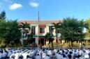 Kepala SMKN 2 Pamekasan Edi Purnomo Efendy memimpin pembukaan MPLS di lapangan sekolah.(ANAS/KLIK MADURA)