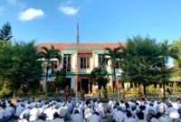 Kepala SMKN 2 Pamekasan Edi Purnomo Efendy memimpin pembukaan MPLS di lapangan sekolah.(ANAS/KLIK MADURA)