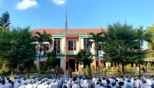 Kepala SMKN 2 Pamekasan Edi Purnomo Efendy memimpin pembukaan MPLS di lapangan sekolah.(ANAS/KLIK MADURA)