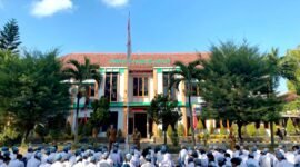 Kepala SMKN 2 Pamekasan Edi Purnomo Efendy memimpin pembukaan MPLS di lapangan sekolah.(ANAS/KLIK MADURA)