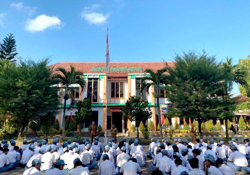 Kepala SMKN 2 Pamekasan Edi Purnomo Efendy memimpin pembukaan MPLS di lapangan sekolah.(ANAS/KLIK MADURA)