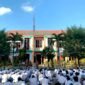 Kepala SMKN 2 Pamekasan Edi Purnomo Efendy memimpin pembukaan MPLS di lapangan sekolah.(ANAS/KLIK MADURA)