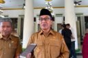 Bupati Pamekasan, KH. Kholilurrahman saat diwawancara sejumlah awak media. (KLIKMADURA)