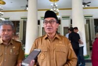 Bupati Pamekasan, KH. Kholilurrahman saat diwawancara sejumlah awak media. (KLIKMADURA)