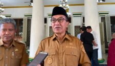 Bupati Pamekasan, KH. Kholilurrahman saat diwawancara sejumlah awak media. (KLIKMADURA)