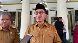 Bupati Pamekasan, KH. Kholilurrahman saat diwawancara sejumlah awak media. (KLIKMADURA)