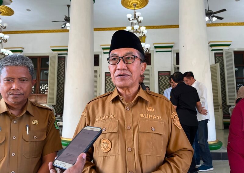 Bupati Pamekasan, KH. Kholilurrahman saat diwawancara sejumlah awak media. (KLIKMADURA)