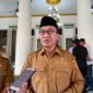 Bupati Pamekasan, KH. Kholilurrahman saat diwawancara sejumlah awak media. (KLIKMADURA)
