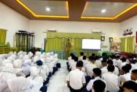 Sebagian siswa baru SMAN 4 Pamekasan mengikuti pembekalan materi MPLS di aula sekolah (LAILIYATUN NURIYAH/KLIK MADURA).