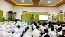 Sebagian siswa baru SMAN 4 Pamekasan mengikuti pembekalan materi MPLS di aula sekolah (LAILIYATUN NURIYAH/KLIK MADURA).