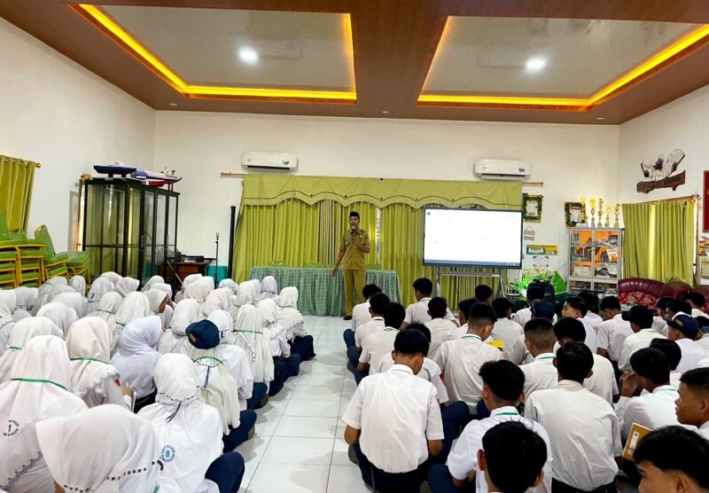 Sebagian siswa baru SMAN 4 Pamekasan mengikuti pembekalan materi MPLS di aula sekolah (LAILIYATUN NURIYAH/KLIK MADURA).