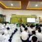 Sebagian siswa baru SMAN 4 Pamekasan mengikuti pembekalan materi MPLS di aula sekolah (LAILIYATUN NURIYAH/KLIK MADURA).  