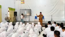 Siswa SMAN 1 Pamekasan menyimak pembekalan materi dalam rangka MPLS hari kedua (LAILIYATUN NURIYAH/KLIK MADURA).