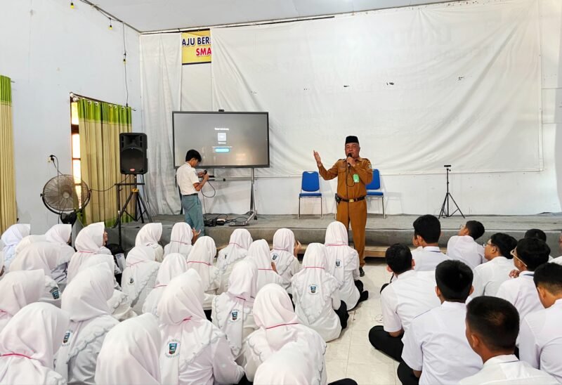 Siswa SMAN 1 Pamekasan menyimak pembekalan materi dalam rangka MPLS hari kedua (LAILIYATUN NURIYAH/KLIK MADURA).