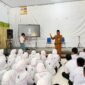 Siswa SMAN 1 Pamekasan menyimak pembekalan materi dalam rangka MPLS hari kedua (LAILIYATUN NURIYAH/KLIK MADURA).