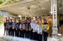 Kepala Desa Dempo Barat bersama mahasiswa KKN foto bersama usai meninjau inovasi alat ekstraksi biopestisida ramah lingkungan.