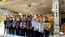 Kepala Desa Dempo Barat bersama mahasiswa KKN foto bersama usai meninjau inovasi alat ekstraksi biopestisida ramah lingkungan.