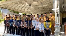 Kepala Desa Dempo Barat bersama mahasiswa KKN foto bersama usai meninjau inovasi alat ekstraksi biopestisida ramah lingkungan.