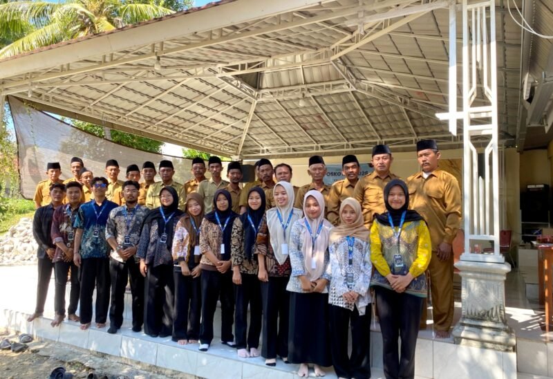 Kepala Desa Dempo Barat bersama mahasiswa KKN foto bersama usai meninjau inovasi alat ekstraksi biopestisida ramah lingkungan.