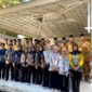 Kepala Desa Dempo Barat bersama mahasiswa KKN foto bersama usai meninjau inovasi alat ekstraksi biopestisida ramah lingkungan.